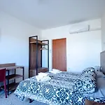 Girastrittue Ξενοδοχείο *